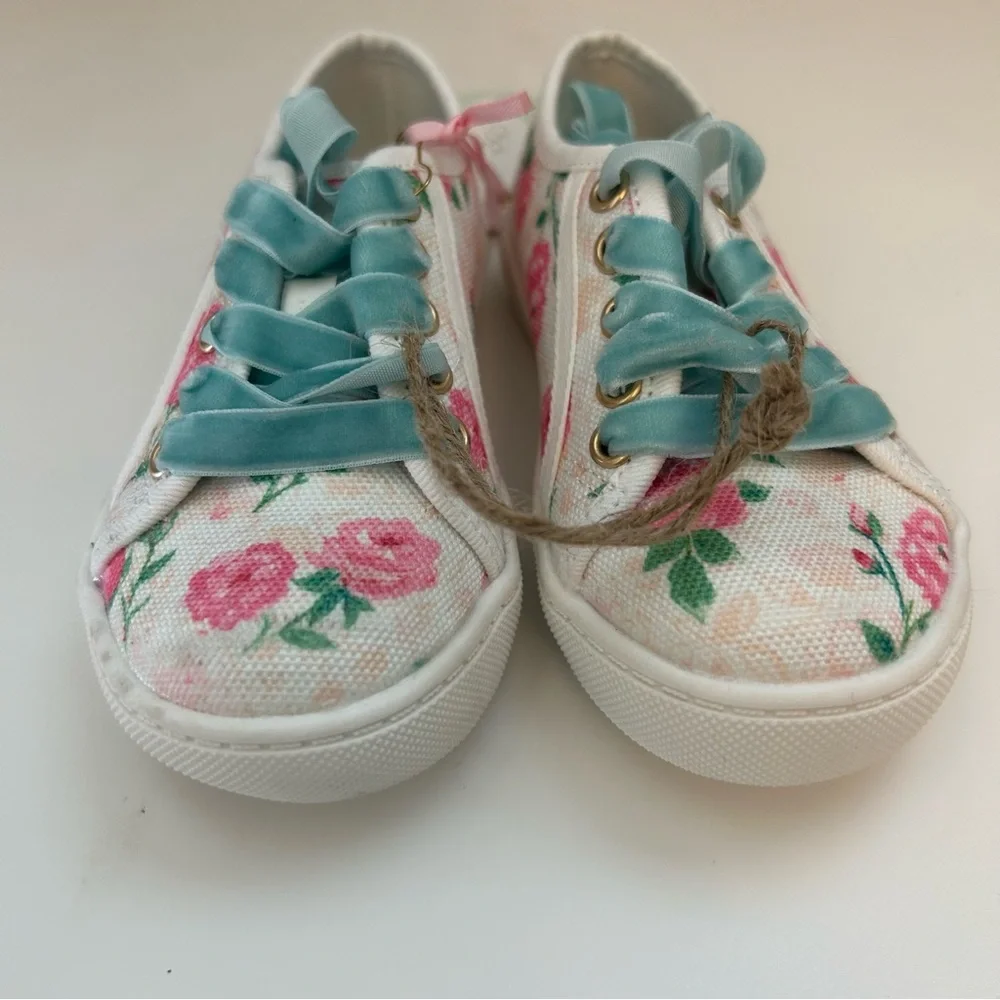 Sweethoney white rose patterned low top velvet lace sneaker size 5 new with tags